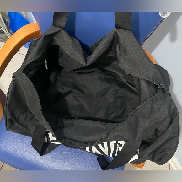 NWOT PINK Victoria’s Secret black large duffle bag weekender with rounded sides - Picture 10 of 15